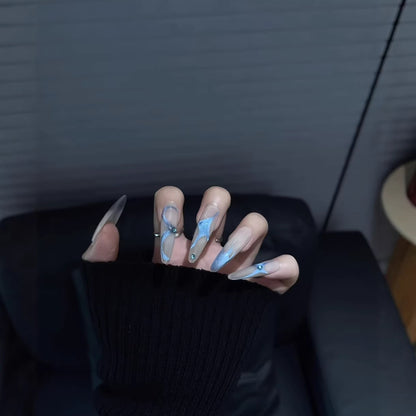 Faszinierende, mit Kristallen besetzte Stiletto-Nagelspitzen