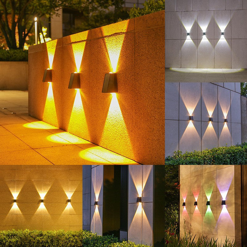 Abgewinkelte bidirektionale Solar-LED-Wand-Uplight-Downlight mit integriertem Photovoltaikpanel und Prismenlinse Brehn