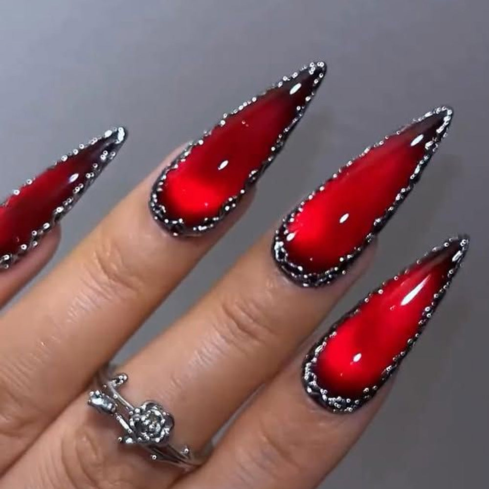 Glamouröse Stiletto Kunstnägel mit Metallic-Rand Brehn