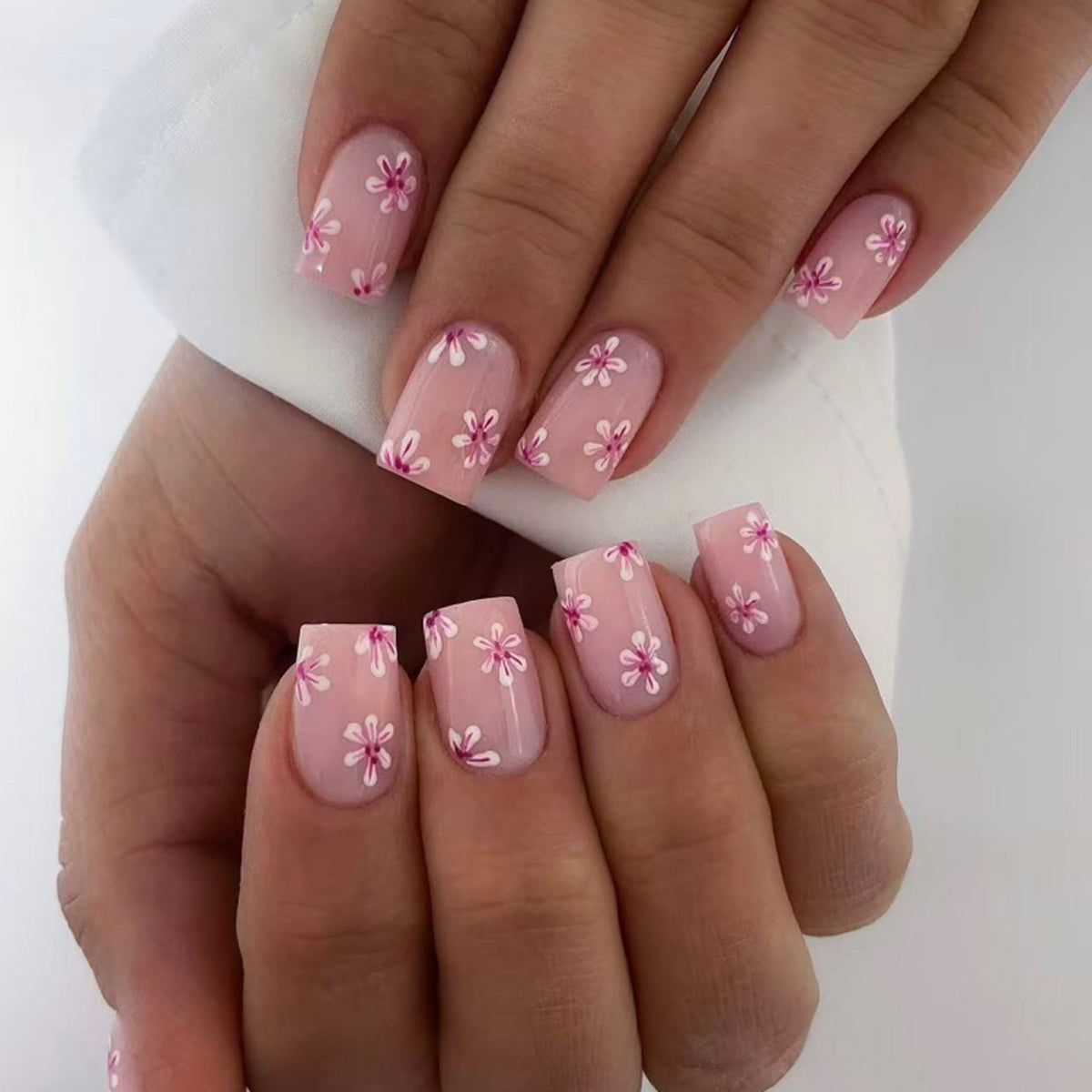 Kunstvolle Nagelkunst mit Blumen-Design und Blauem French Tip Brehn