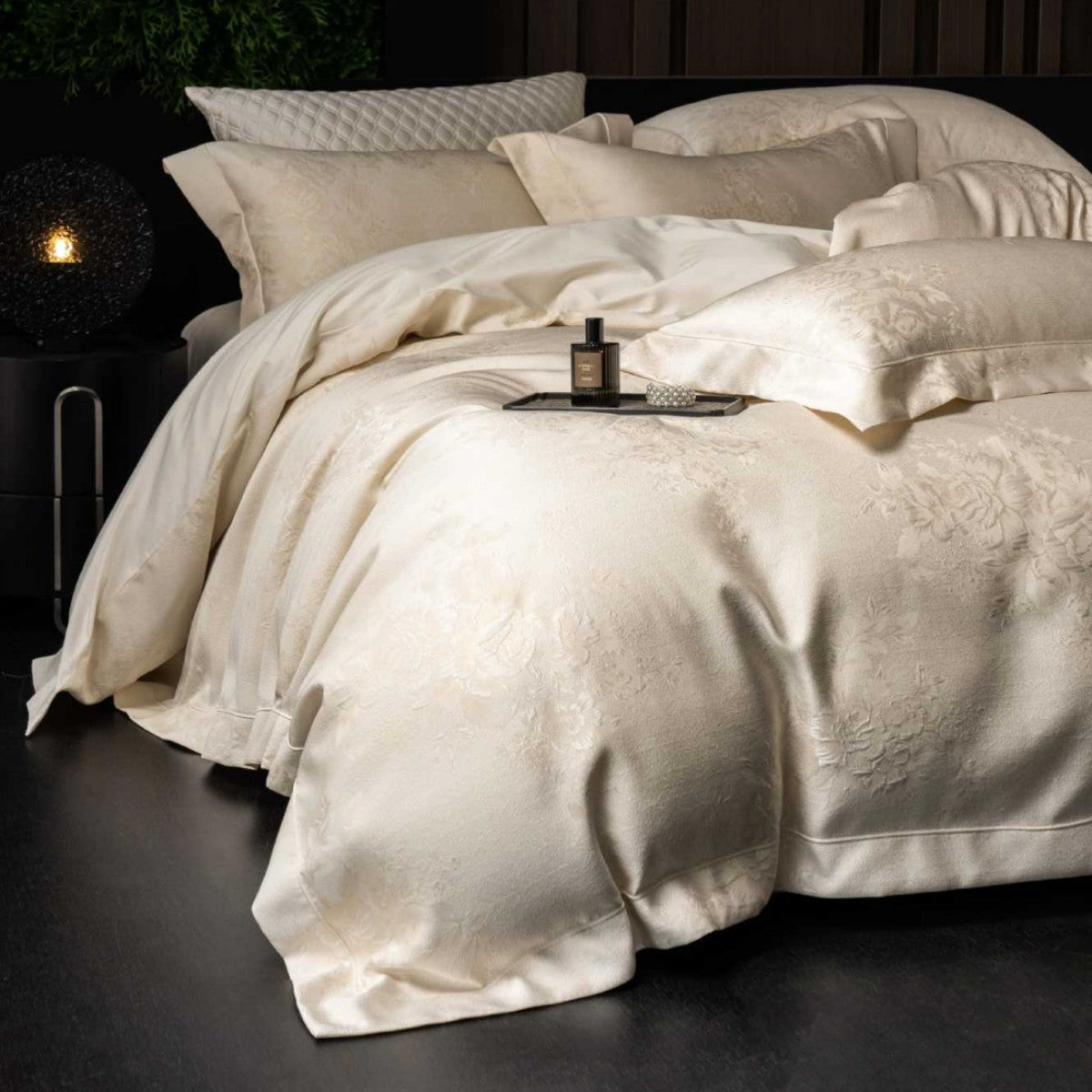 Luxuriöses Jacquard-Satin-Duvet-Ensemble mit gefaltetem Bettrock & paspelierten Kissenbezügen