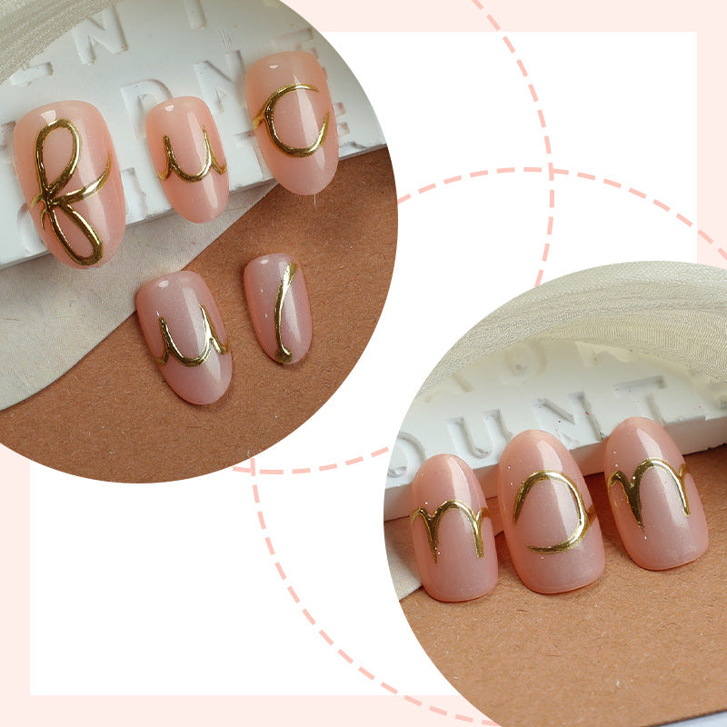 Elegantes Press-On Nail Art Set mit stilvollen goldenen Akzenten Brehn