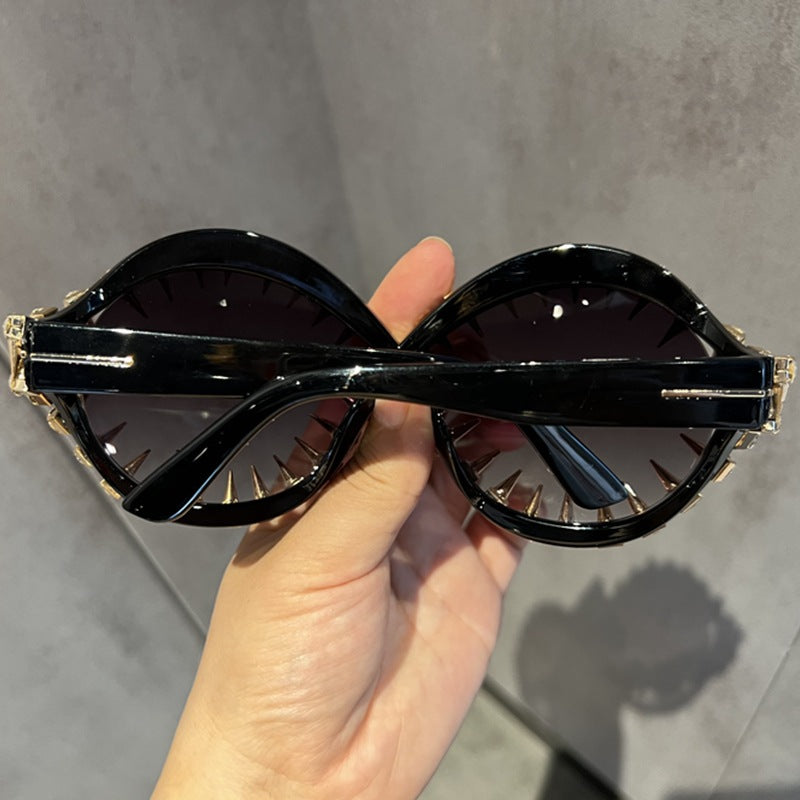 Damen stilvolle Oversize-Sonnenbrille mit auffälligem Nieten-Design Brehn