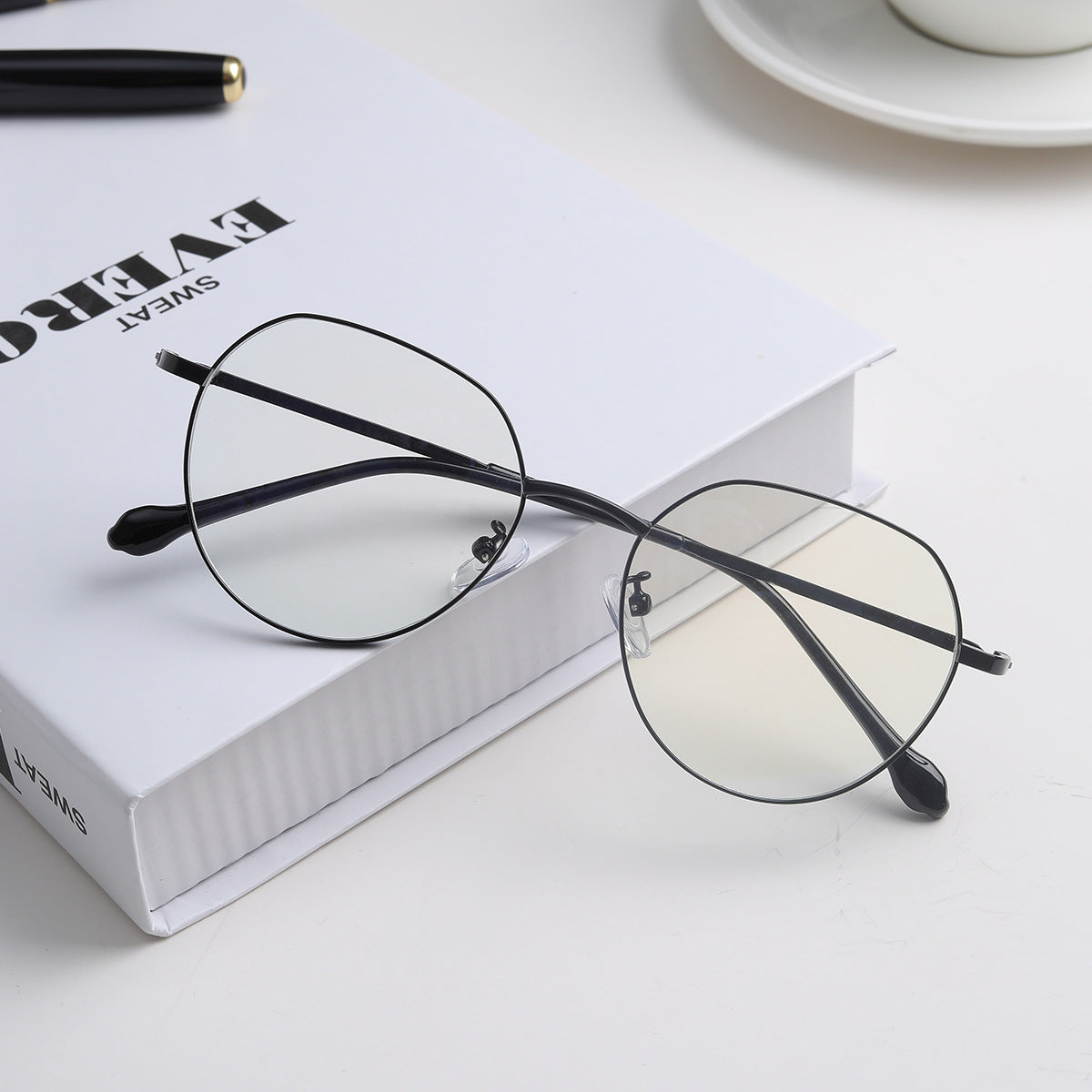 Damen modische Brille im eleganten, minimalistischen Design Brehn