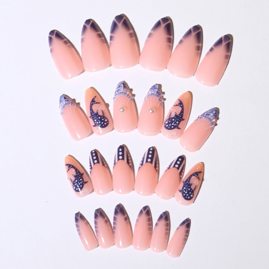 Elegantes Kunstnagelset mit maritimen Akzenten Brehn