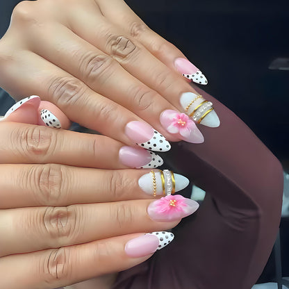 Kunstnagelset mit romantischen Blumenmotiven und eleganten Glitzerverzierungen Brehn
