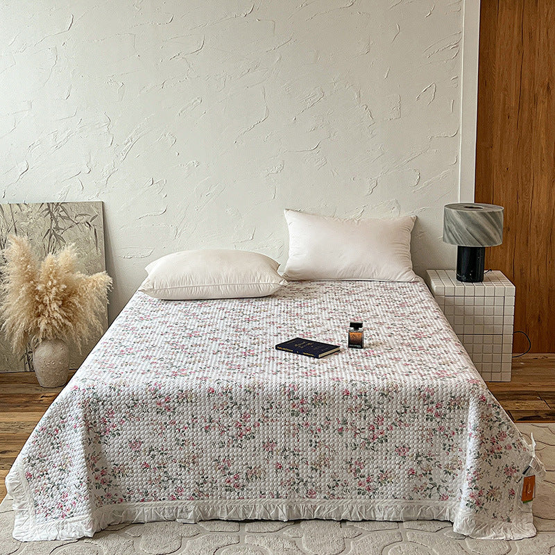 Gesteppte Bettdecke mit Rüsche und Miniblumenmuster