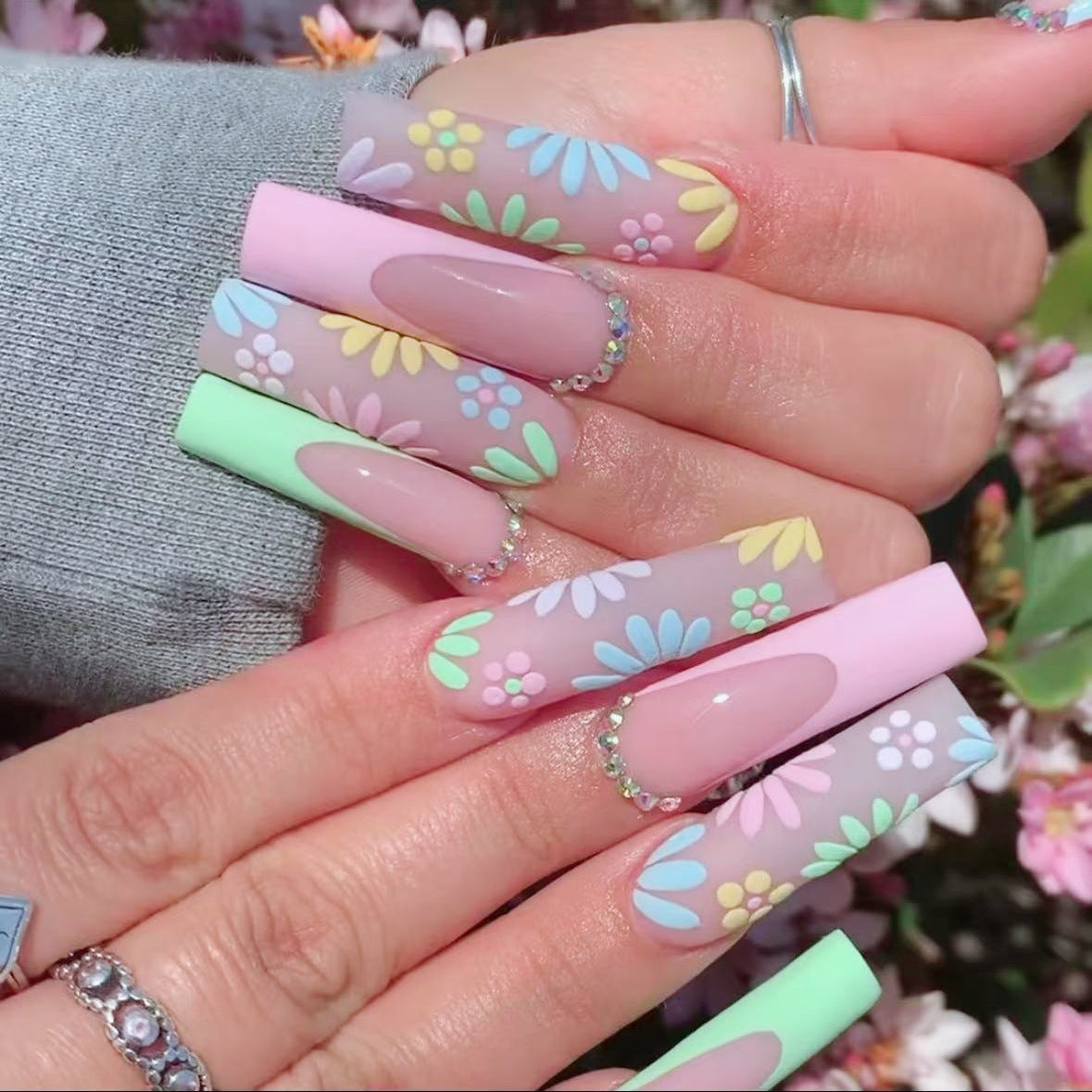Kunstnagelset mit blumigen 3D-Verzierungen und Strass-Akzenten Brehn