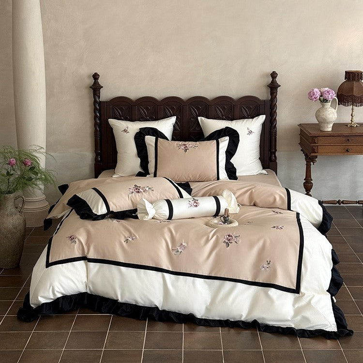 Luxuriöses besticktes Bettwäsche-Set aus Baumwollsatin mit Rüschen und Zierkissen