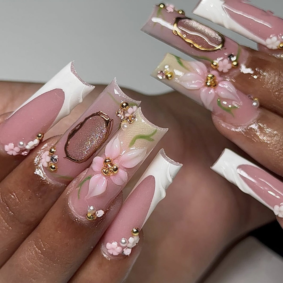 Kunstvolle Nagelverlängerungen mit floralen Verzierungen Brehn