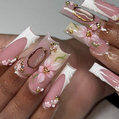 Kunstvolle Nagelverlängerungen mit floralen Verzierungen Brehn