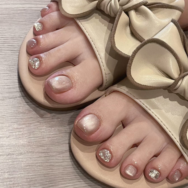Kunstvolle Fußnagelverzierung mit elegantem Goldakzent Brehn