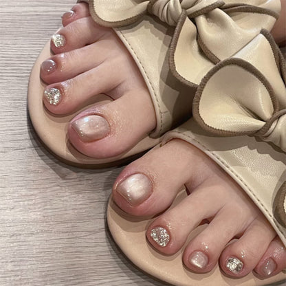 Kunstvolle Fußnagelverzierung mit elegantem Goldakzent Brehn