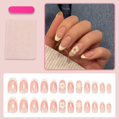 Kunstnagelset mit eleganten Blumen- und French-Spitze Verzierungen Brehn