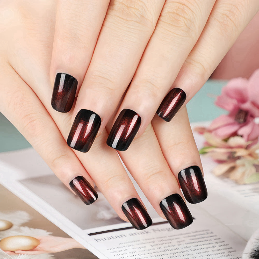 Elegante Kunstnägel mit metallischem Glanz und modernem Design Brehn