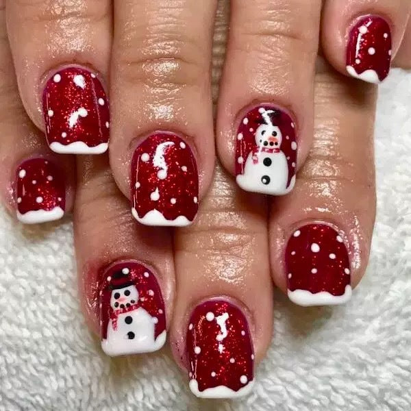 Kunstnagelset mit festlichen Schneemann-Motiven und Glitzerakzenten Brehn