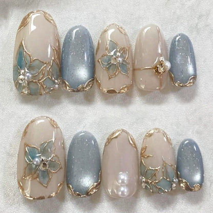 Glamouröse Kunstnägel mit floralen Designs Brehn