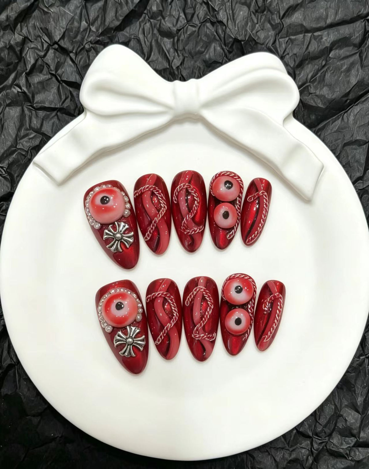 Künstlerisches Press-On Nagelkunst Set mit einzigartigen roten Designs