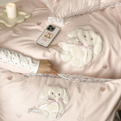 Luxuriöses Satin-Bettwäscheset mit Plüsch-Hasenapplikation und Spitzenrand