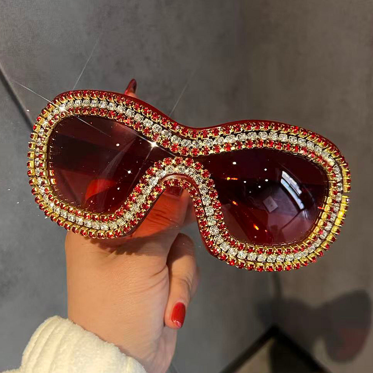 Damen Glamouröse Sportsonnenbrille mit extravagantem Kristallrahmen Brehn