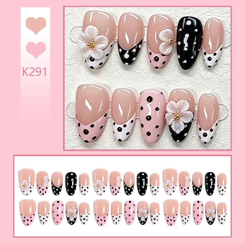 Kunstnagelset mit blumigen Akzenten und eleganten Punkten Brehn