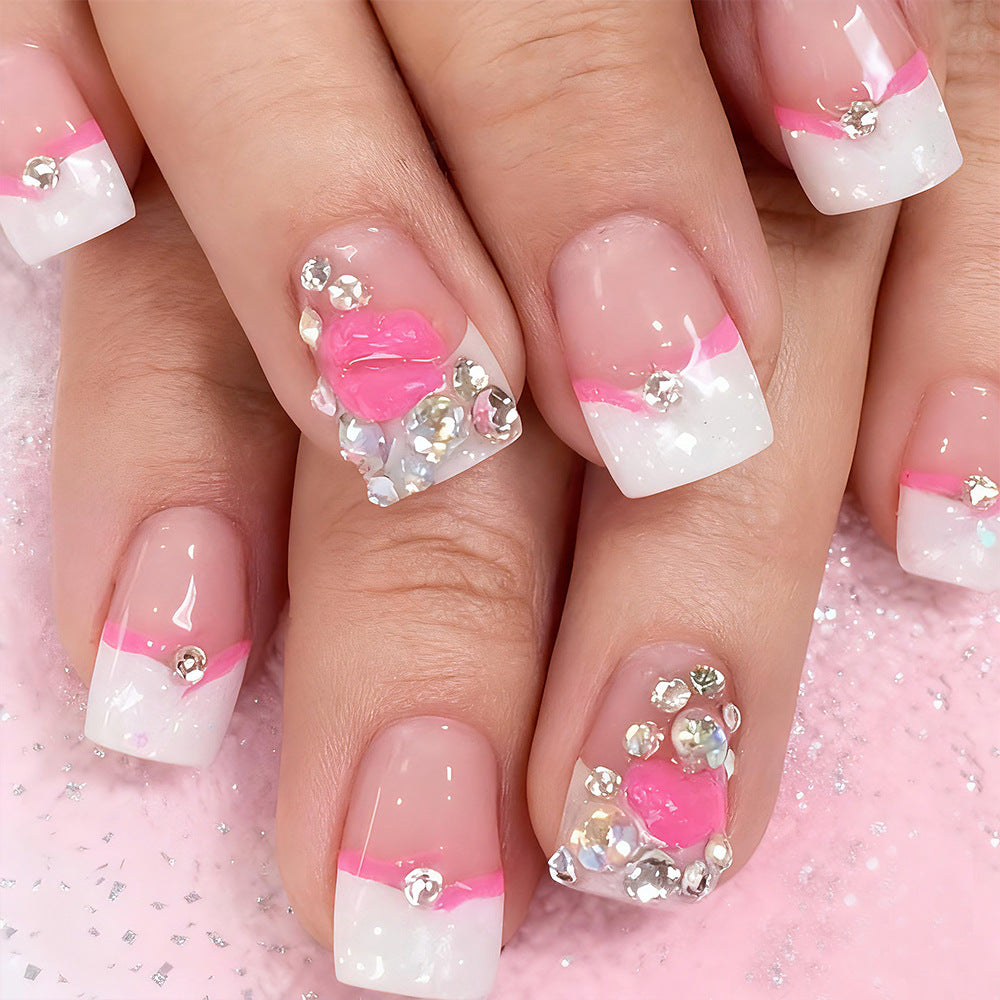 Dekorative, mit Kristallen verzierte Press-On Nagelkunst Brehn