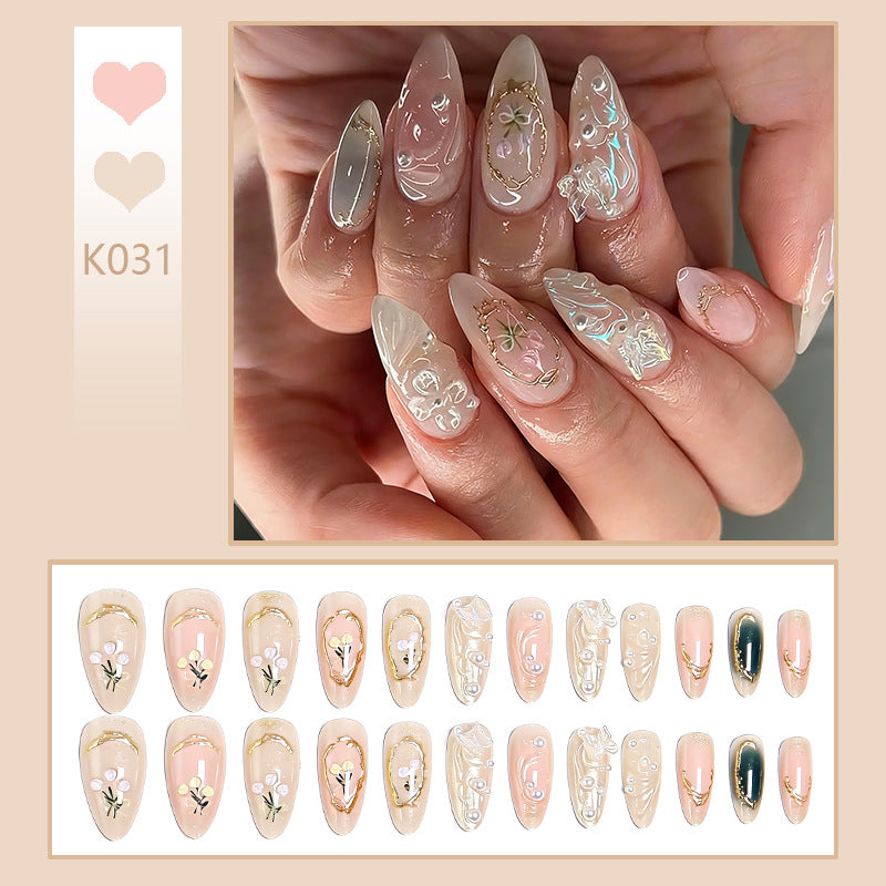 Kunstnagelset mit filigranen blumenartigen Verzierungen Brehn