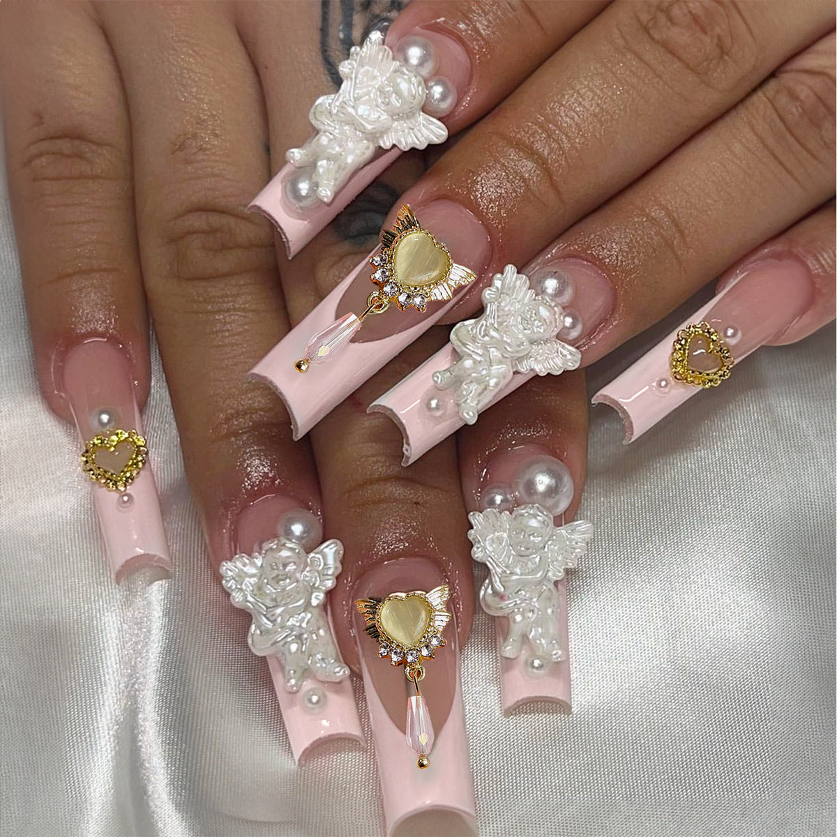 Dekoratives Press-On Nagelset mit 3D Akzenten Brehn