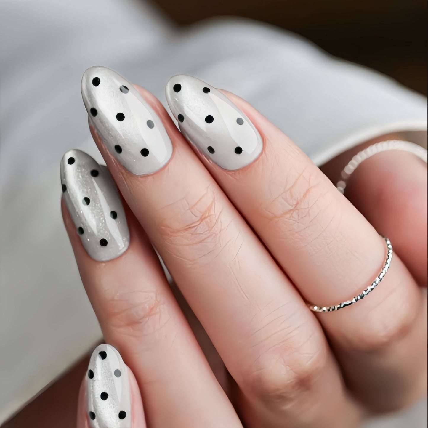 Künstlerisches Press-On Nagelset mit gepunktetem Design Brehn