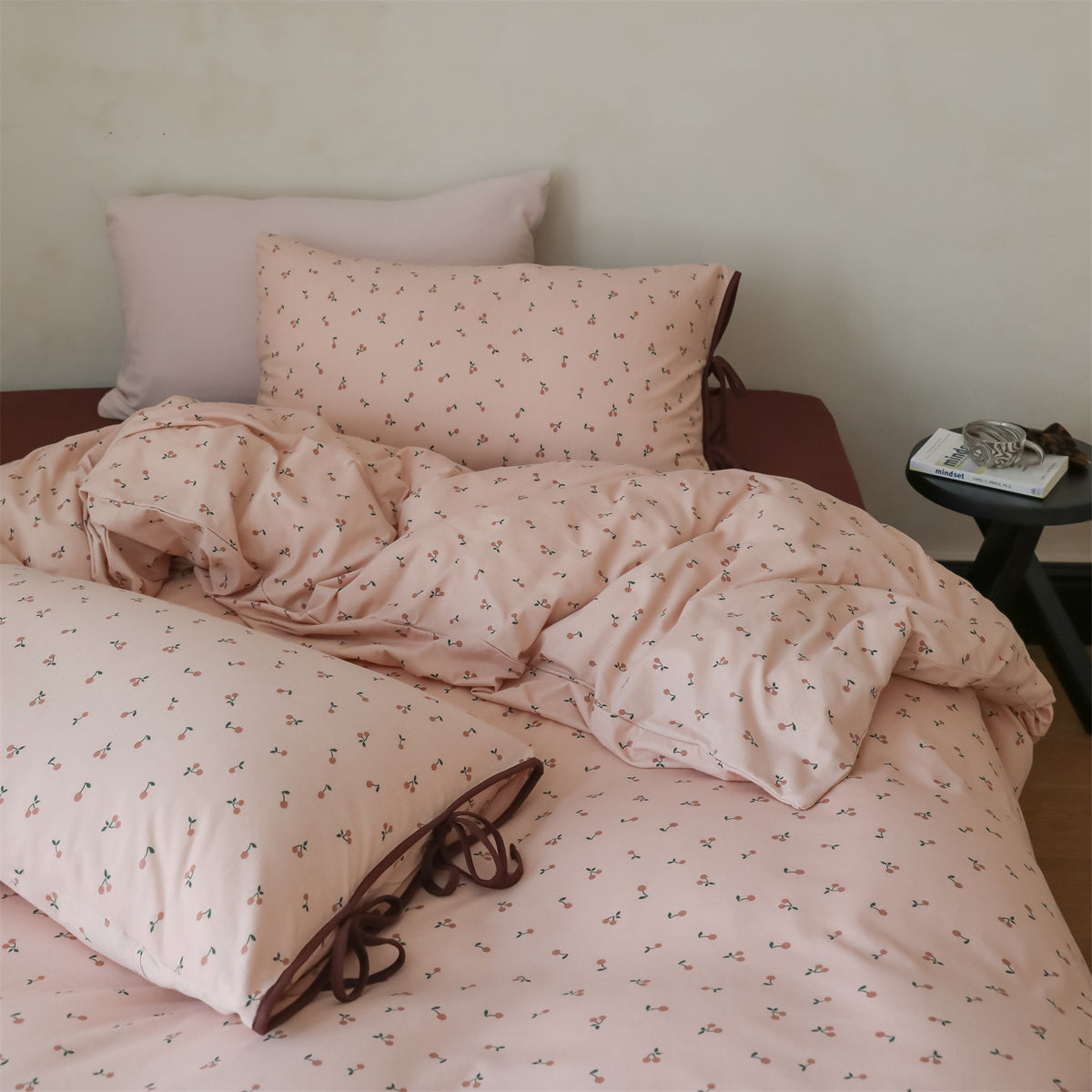Bettwäsche-Garnitur aus Baumwoll-Satin mit kleinem Kirschdessin und Kissen-Bindebändern