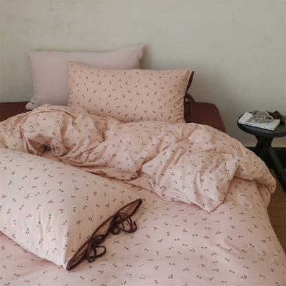 Bettwäsche-Garnitur aus Baumwoll-Satin mit kleinem Kirschdessin und Kissen-Bindebändern
