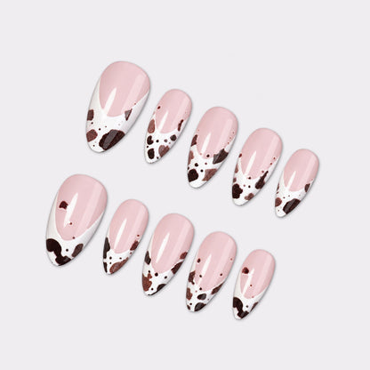 Exquisites Kunstnagelset mit eleganten Kaffeeflecken-Design Brehn