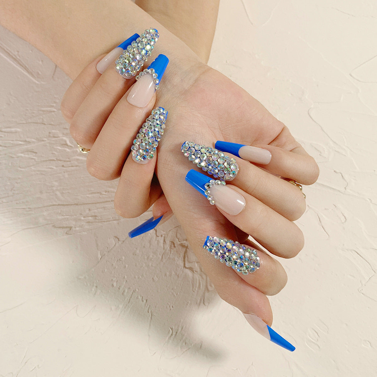 Nagelkunst mit Herz- und Lippenmotiven Brehn