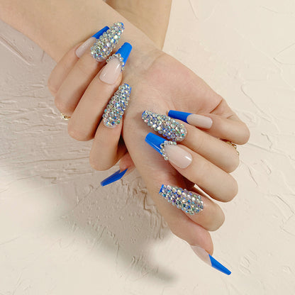 Nagelkunst mit Herz- und Lippenmotiven Brehn