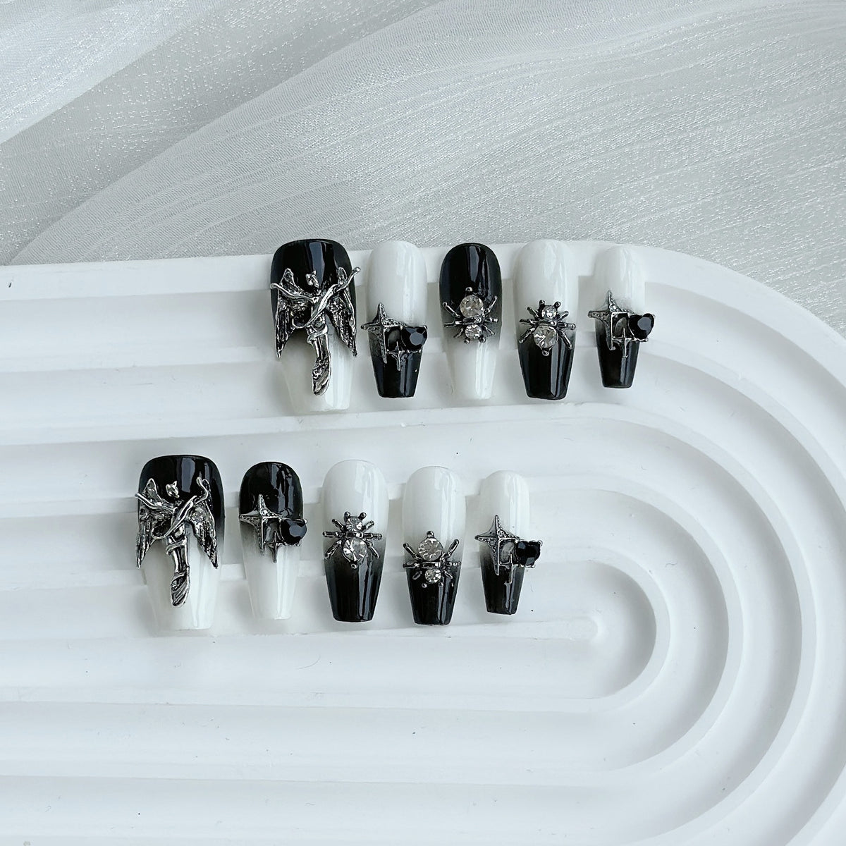 Künstlerisches Press-On Nagelkunstset mit gotischem Charme