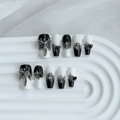 Künstlerisches Press-On Nagelkunstset mit gotischem Charme