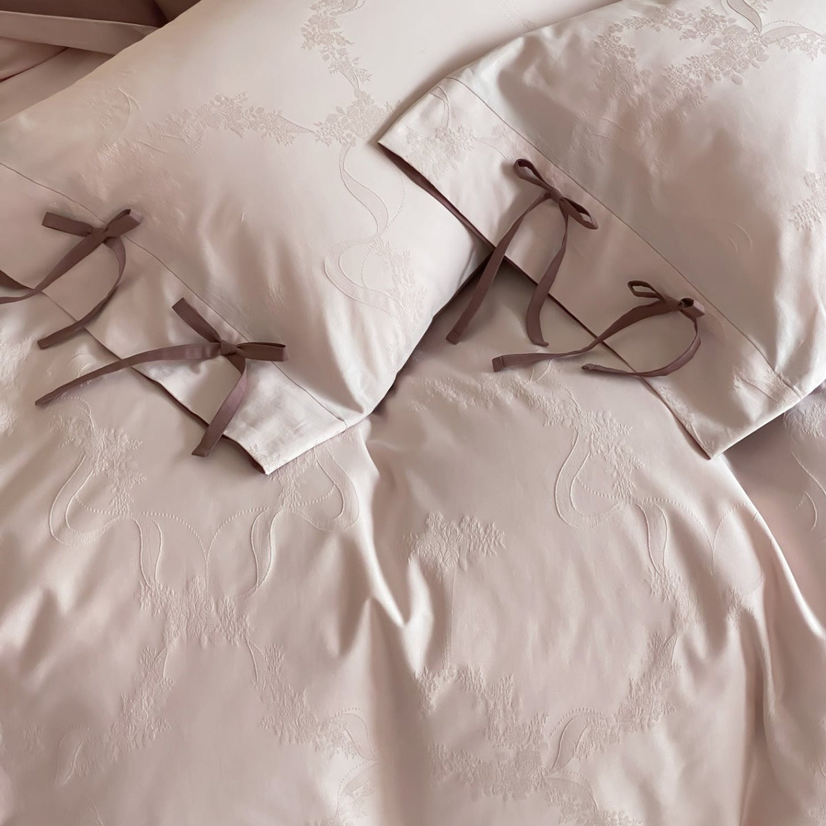 Elegantes Baumwollsatin-Bettwäscheset mit Wendefunktion und Bindebändern