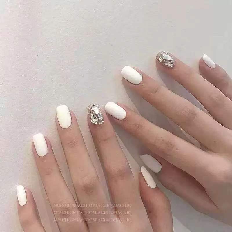 Kunstnägel mit Glitzer-Design und eleganten Akzenten Brehn