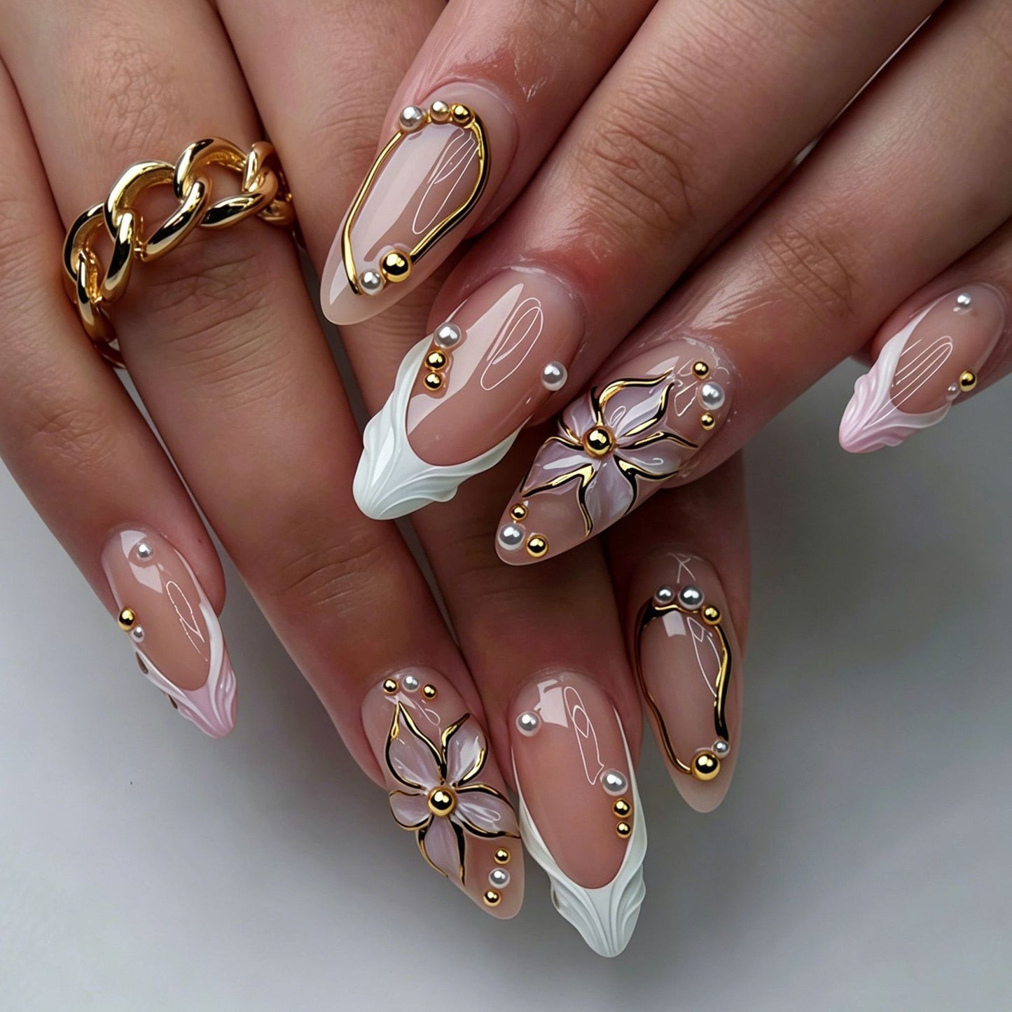 Exklusive Kunstnägel mit elegantem Tiermotiv und Glitzerakzenten Brehn