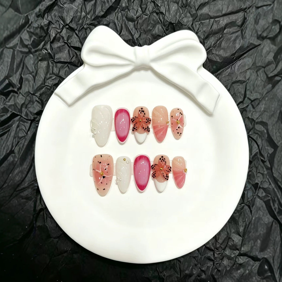 Dekoratives Press-On Nagelkunst-Set mit floralen und Edelstein-Akzenten  1791774491