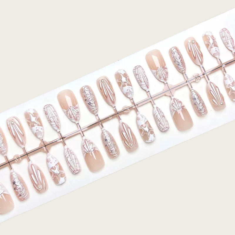 Kunstvolle Nagel-Design mit eleganten 3D-Motiven Brehn