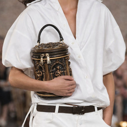 Skulpturaler Henkel-Eimer-Tasche