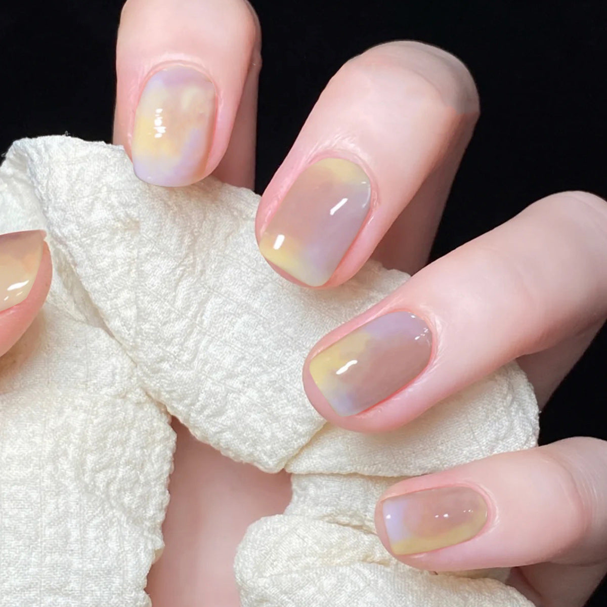 Kunstvolle Nagelkunst mit Glitzer- und Ombre-Design Brehn