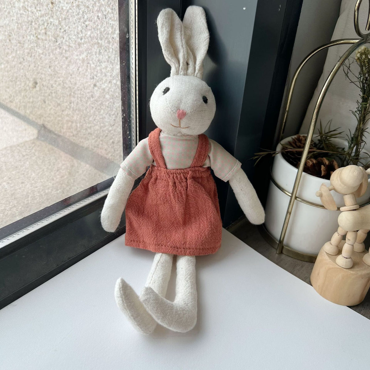 Handgefertigte Bio-Baumwolle Hasenpuppe mit Leinenjacke und karierten Shorts