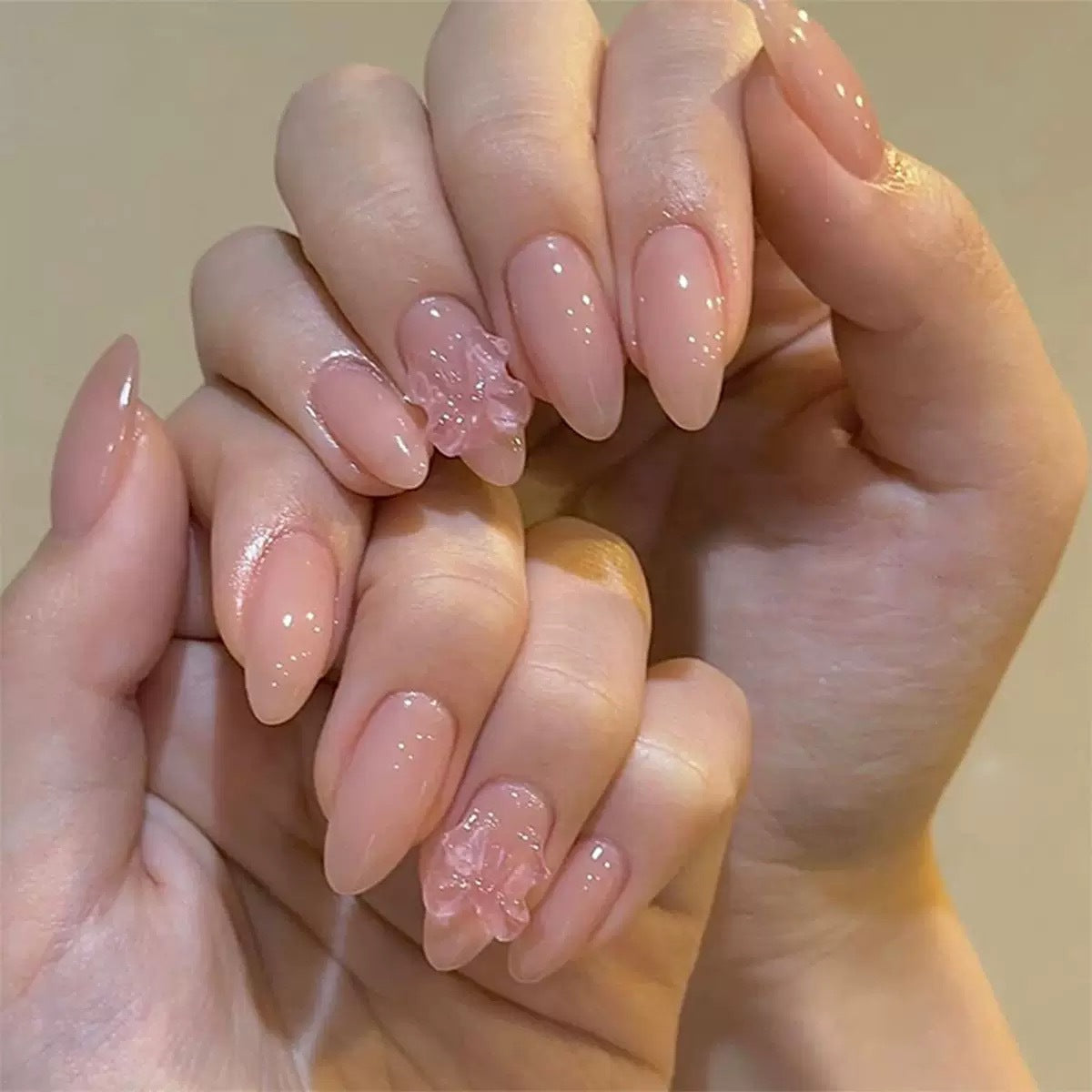 Elegante Kunstnagelspitzen mit floralen 3D-Verzierungen Brehn