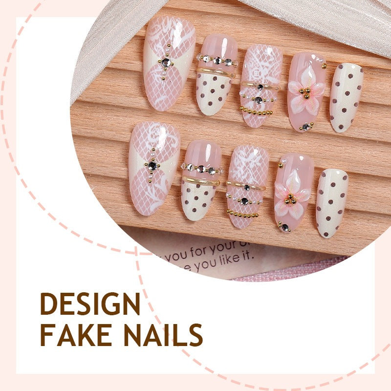 Kreatives Kunstnagelset mit eleganten Verzierungen Brehn
