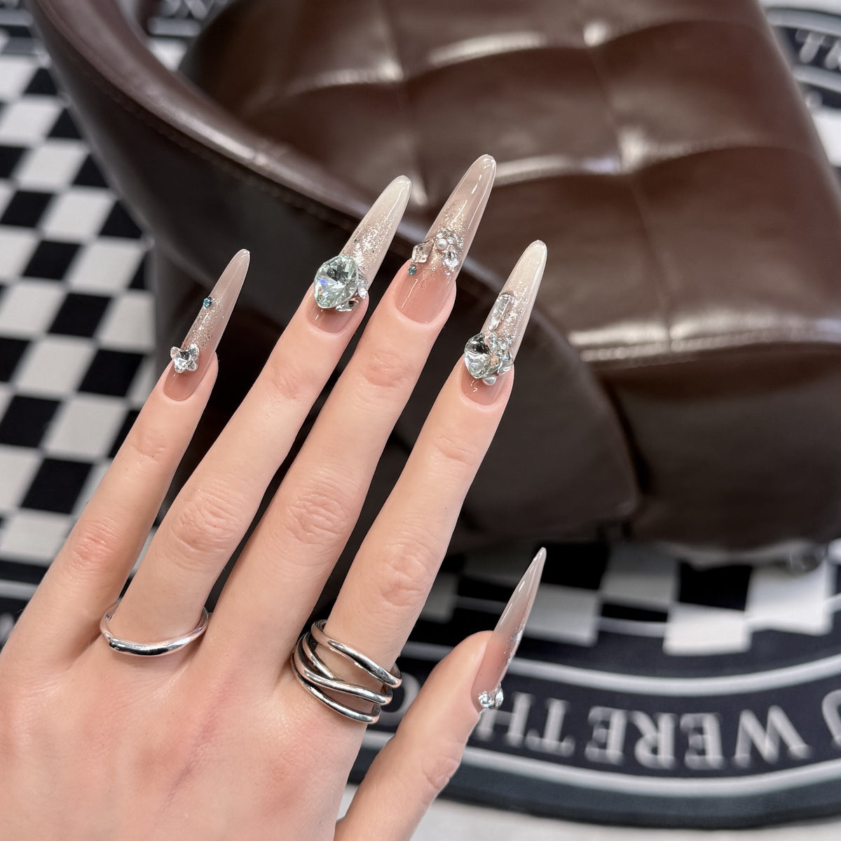Glamouröse Stiletto Press-On Nagelspitzen mit Kristallverzierungen Brehn