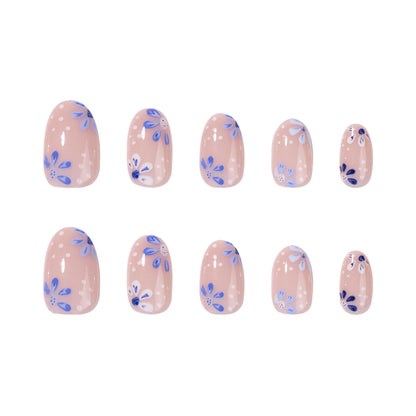 Kunstvolle Nagelkunst mit floralen Mustern Brehn