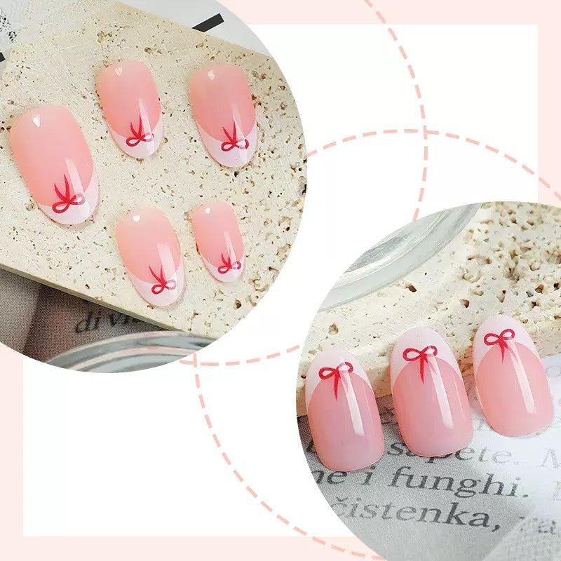 Kunstnagelset mit eleganten Schleifen und French-Spitzen Brehn