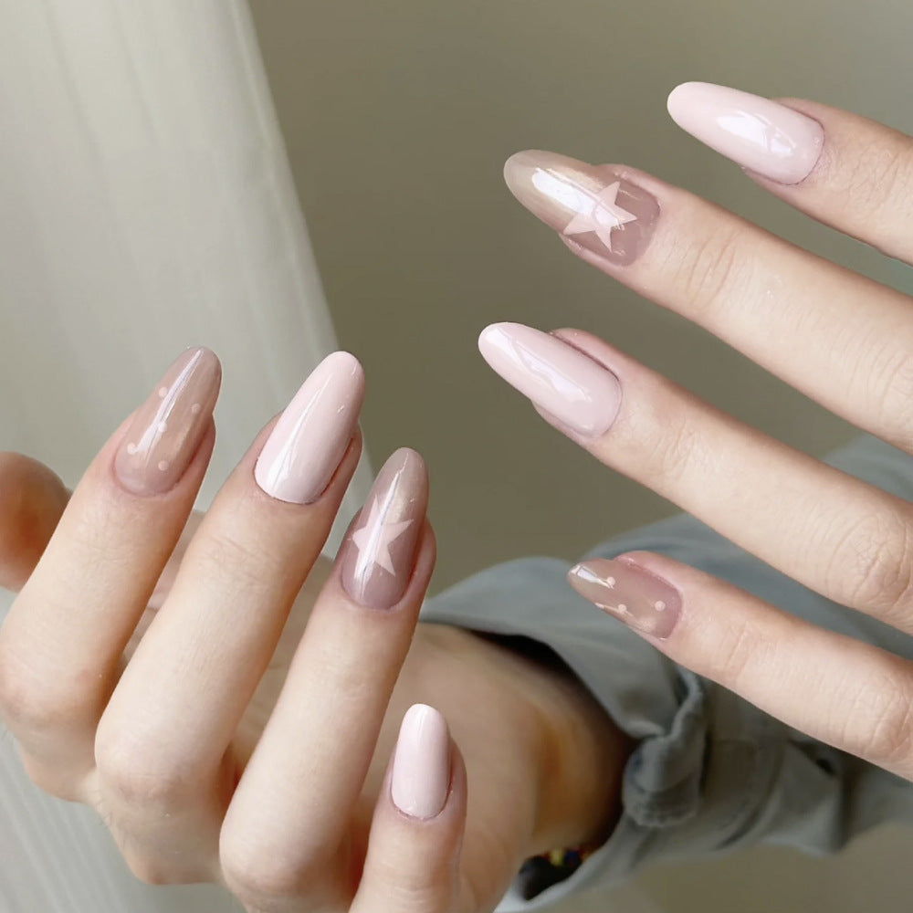 Künstlerisches Press-On-Nageldesign mit Edelsteinakzenten Brehn